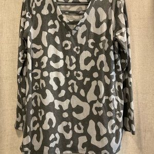 SEW IN LOVE Womens Gray Camo Long Sleeve V Neck Shirt Size M